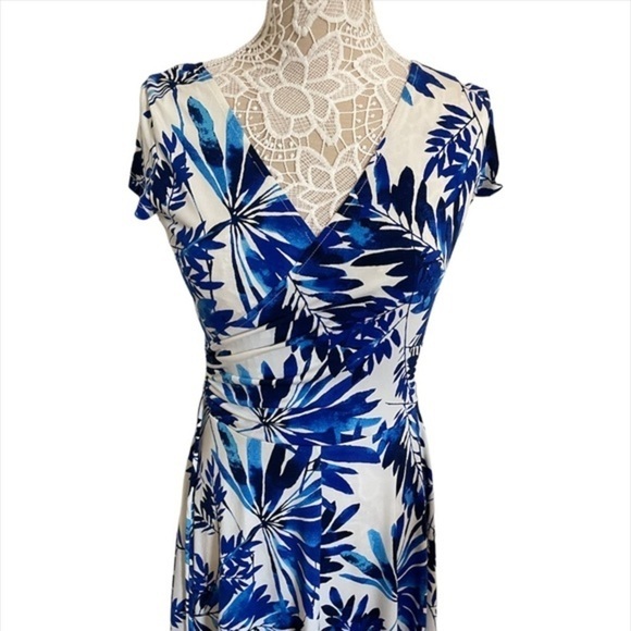 Maggy London Dresses & Skirts - Maggy London Size 8 Blue & White Floral Midi Faux-Wrap Dress